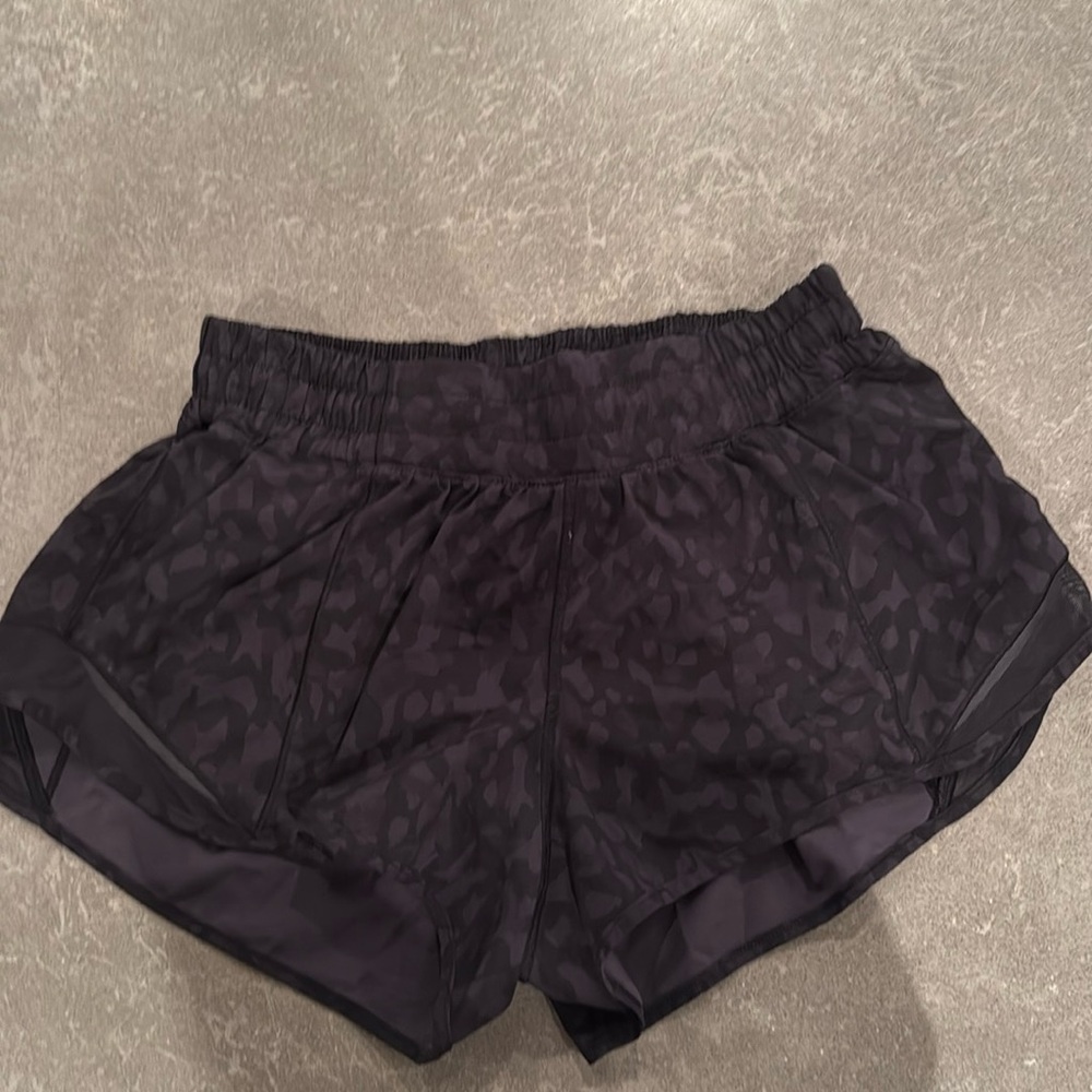 Lulu Lemon athletic short
Black cheetah size 6 women’s